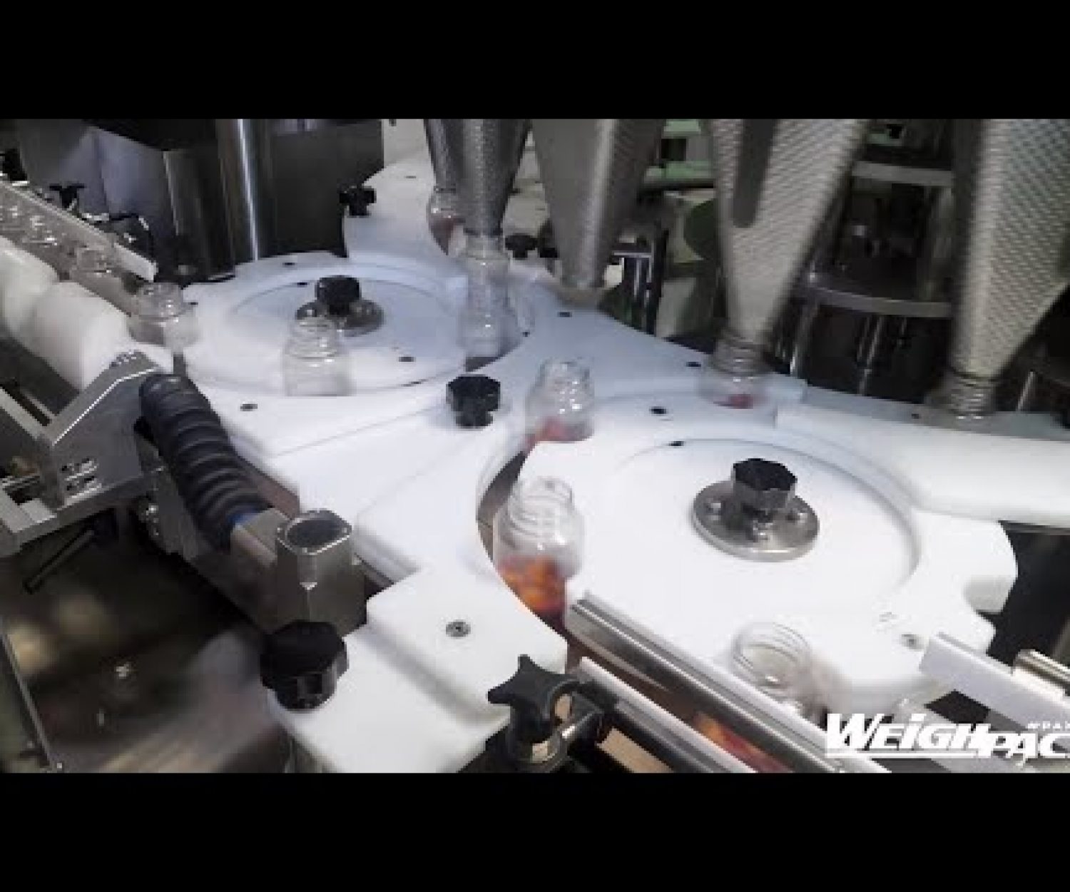 SpinDexer HS high speed filling pectin or gelatin gummies into bottles at 100+ per minute