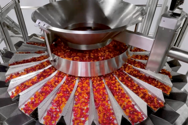 Multi head weigher weighing gummies