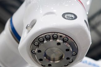 Tool flange for robotic palletizing arm